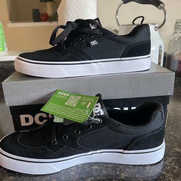 BNWT DC Shoes - Picture 2 of 4